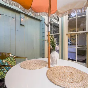 https://historic-downtown-building-with-private-patio.top-hotels-in-savannah.com